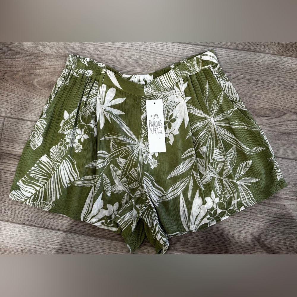 Patrons of Peace Green Floral Women's Shorts 💚
*NEW WITH TAGS 🏷️ - Picture 2 of 6